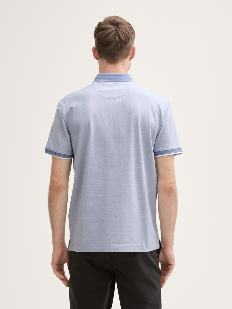 polo de piqué con etiqueta con logo