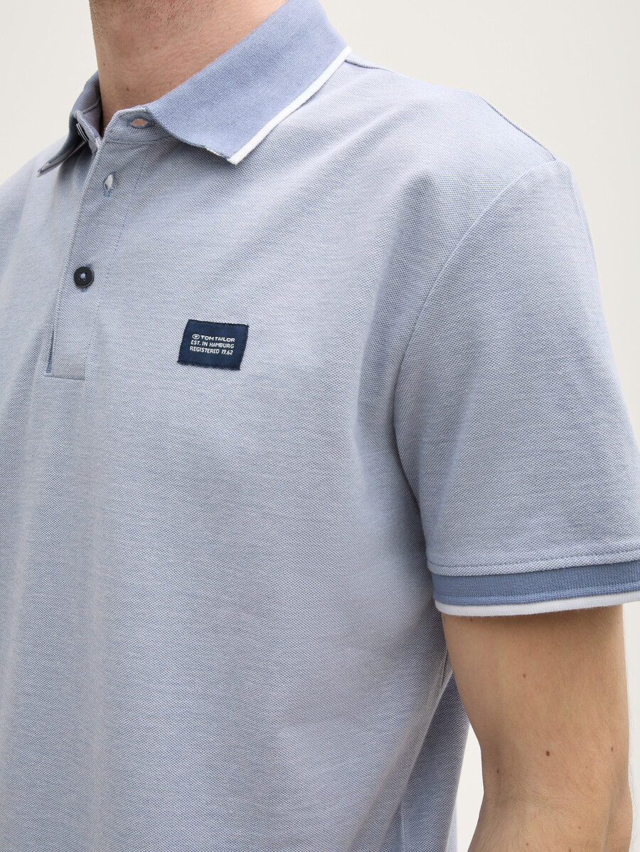polo de piqué con etiqueta con logo