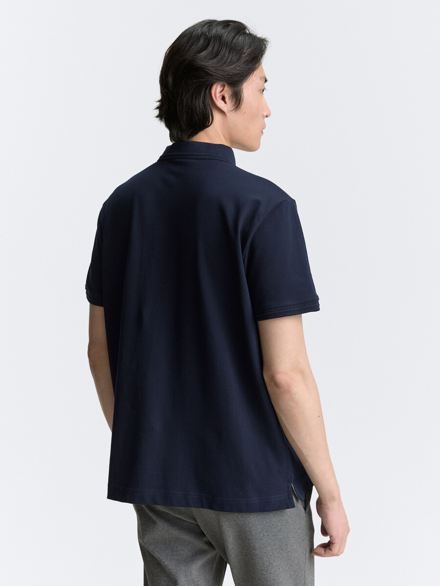 polo de piqué con elástico