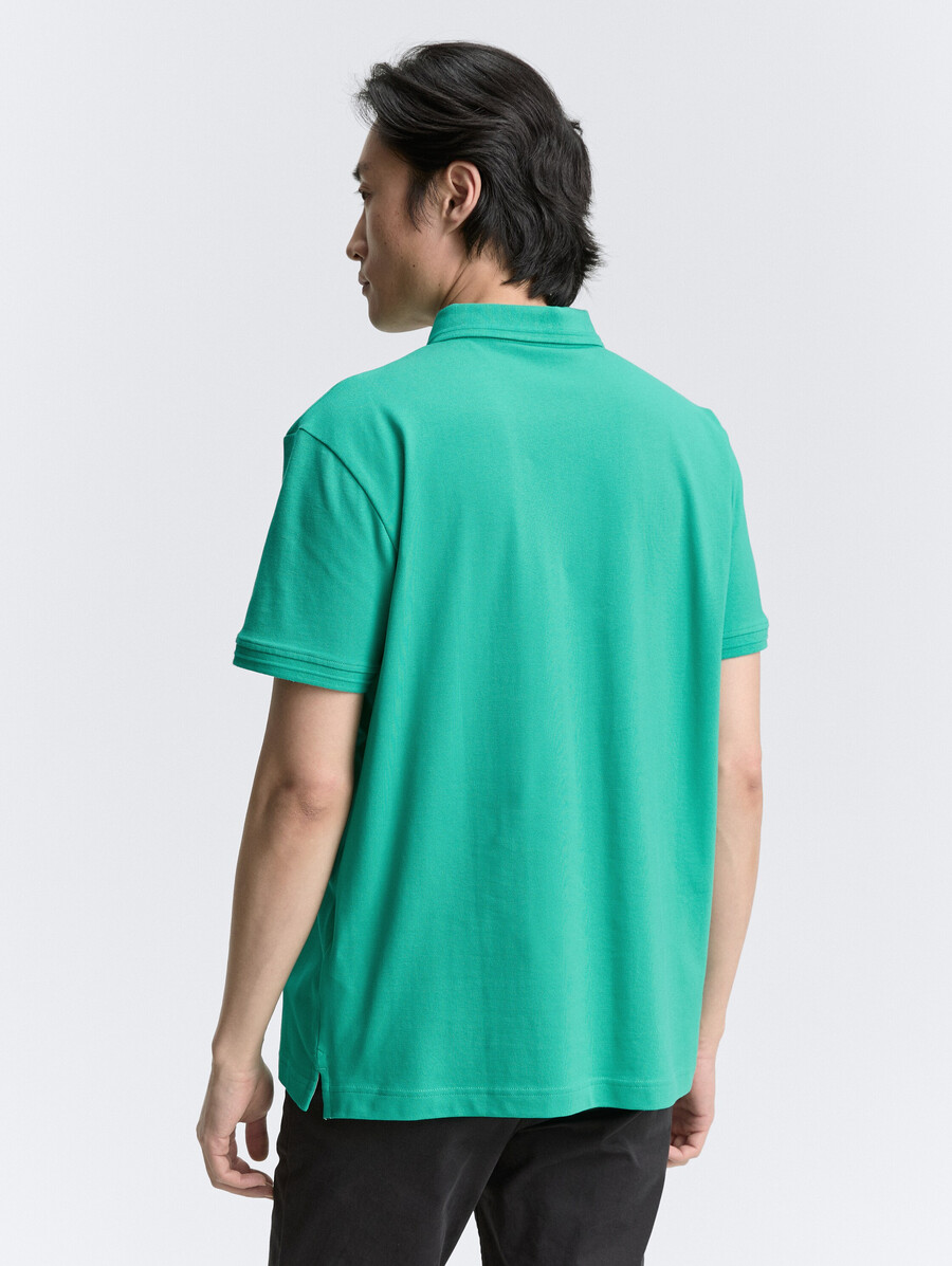 polo de piqué con elástico