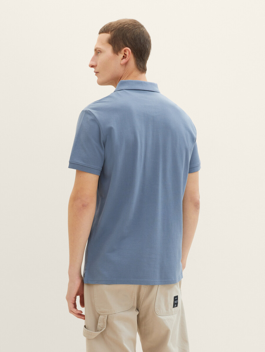 polo de piqué con logo bordado