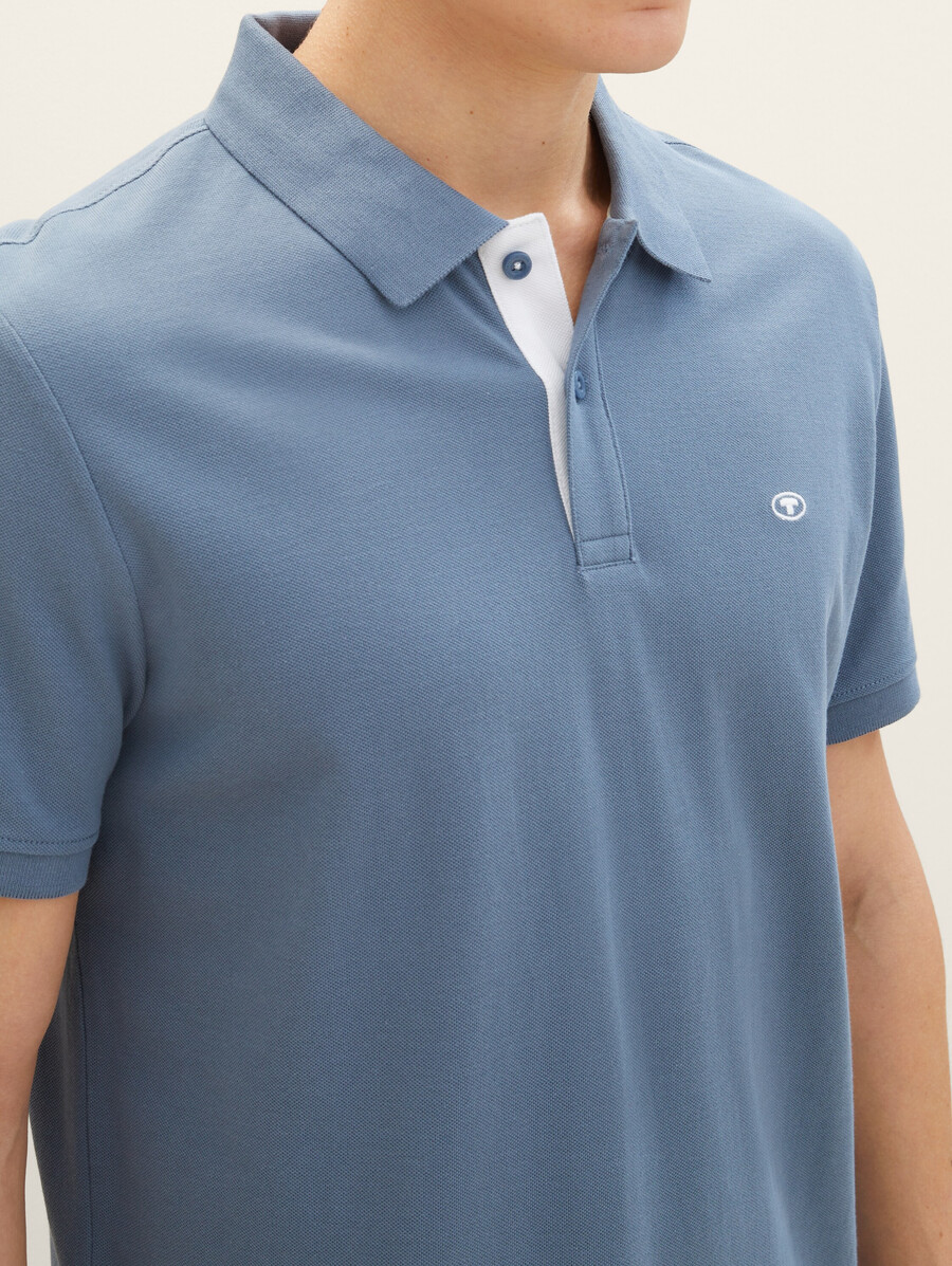 polo de piqué con logo bordado