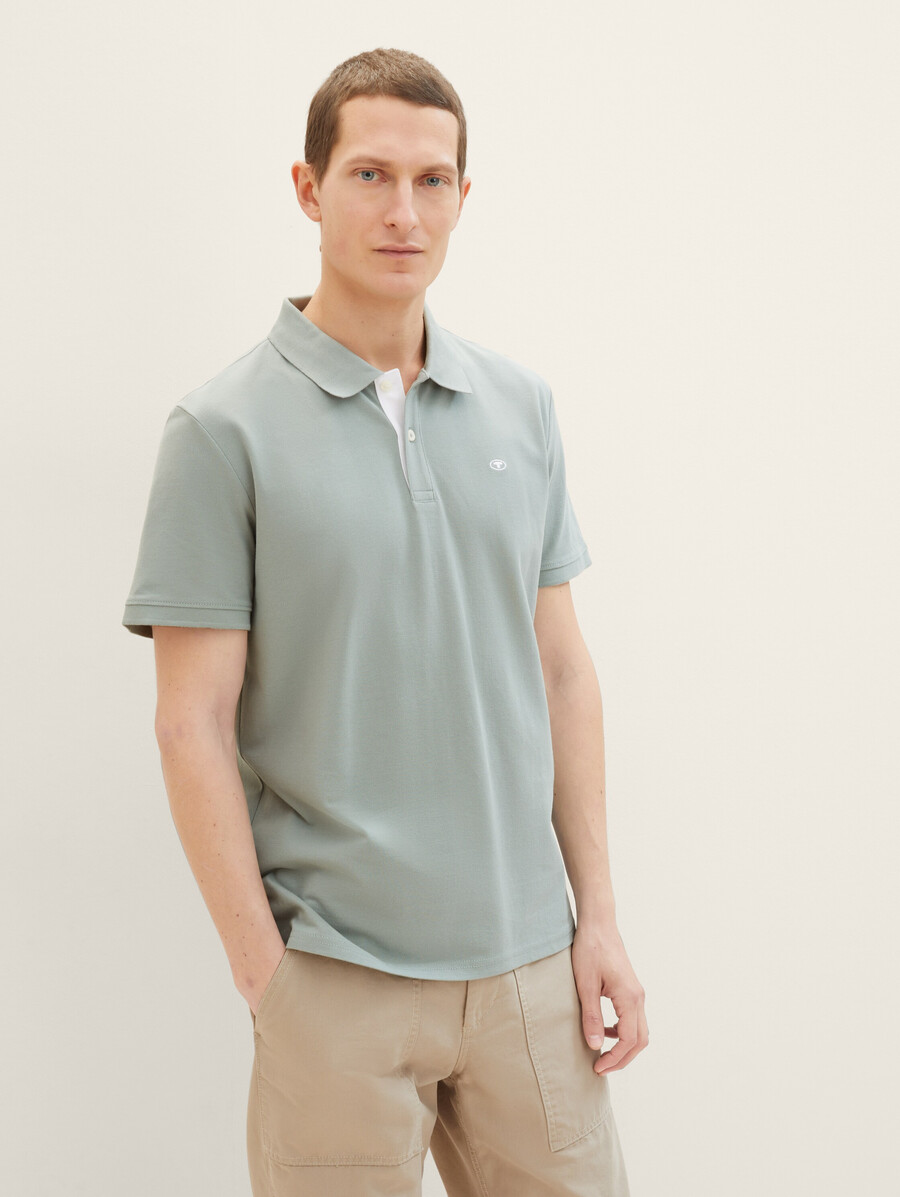 polo de piqué con logo bordado