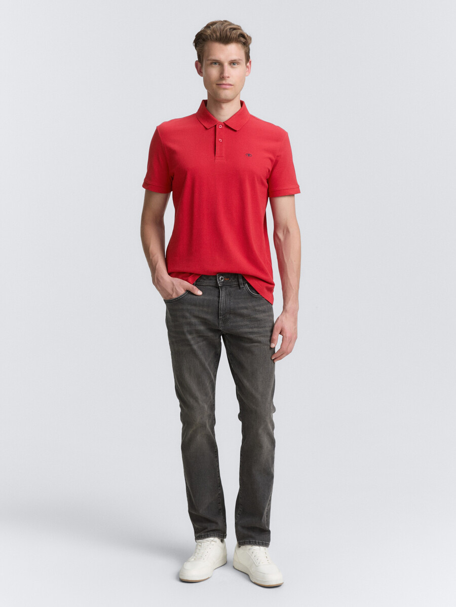 polo de piqué con logo bordado