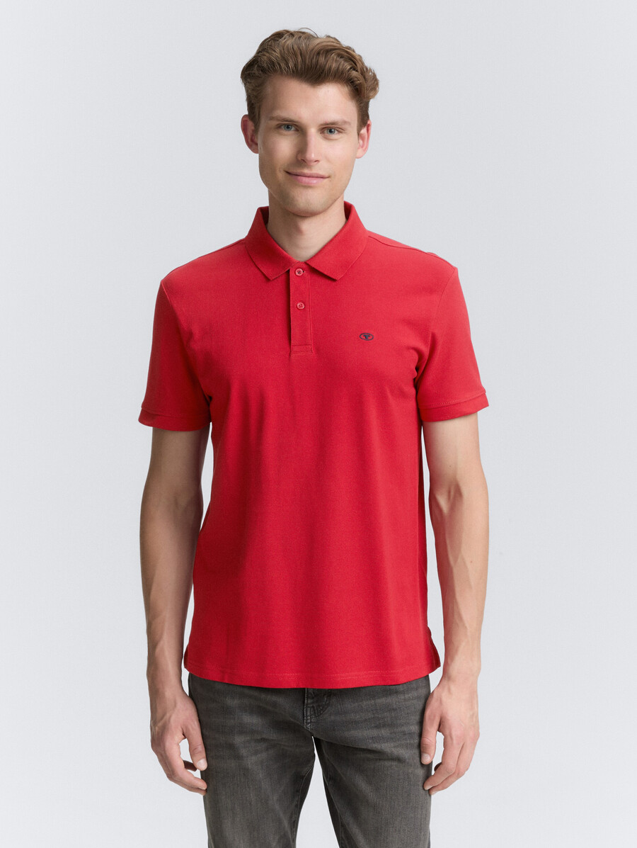 polo de piqué con logo bordado