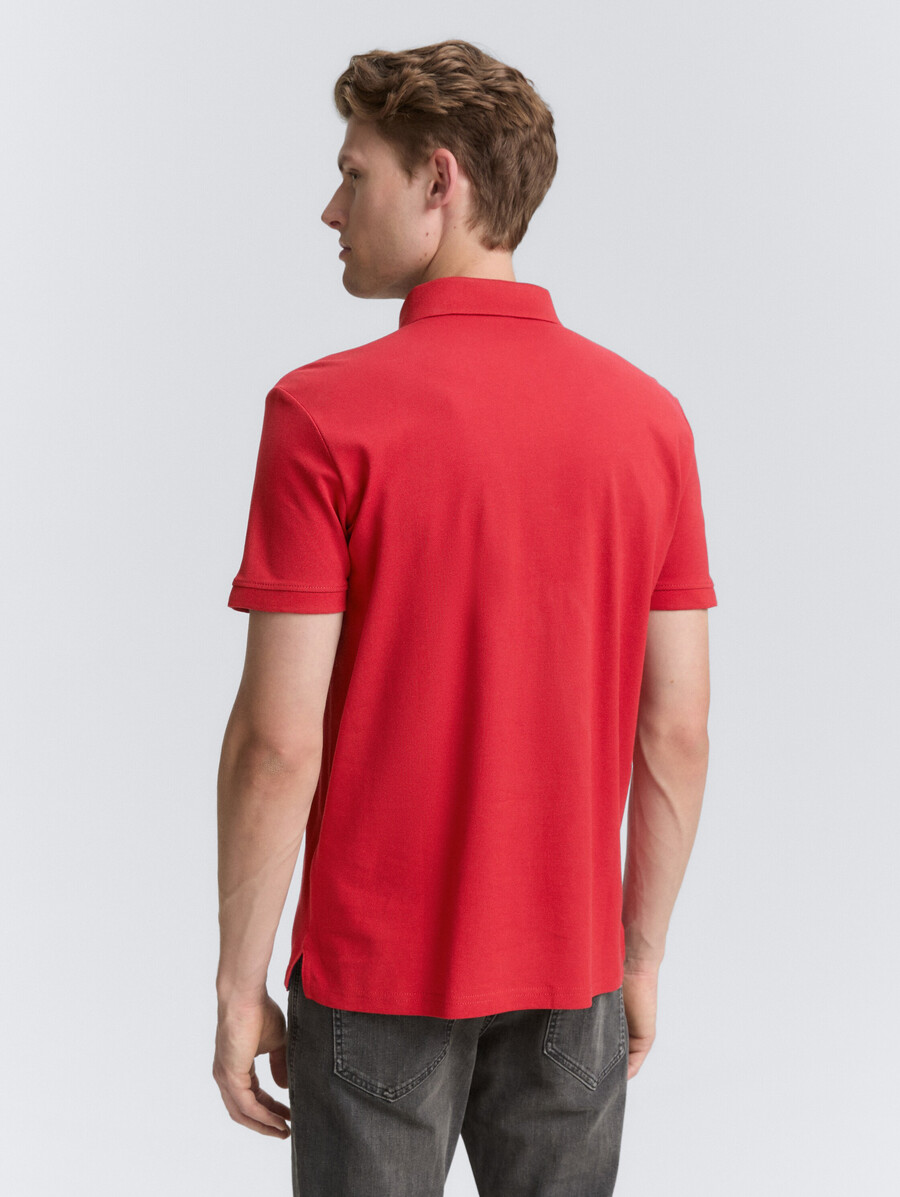 polo de piqué con logo bordado