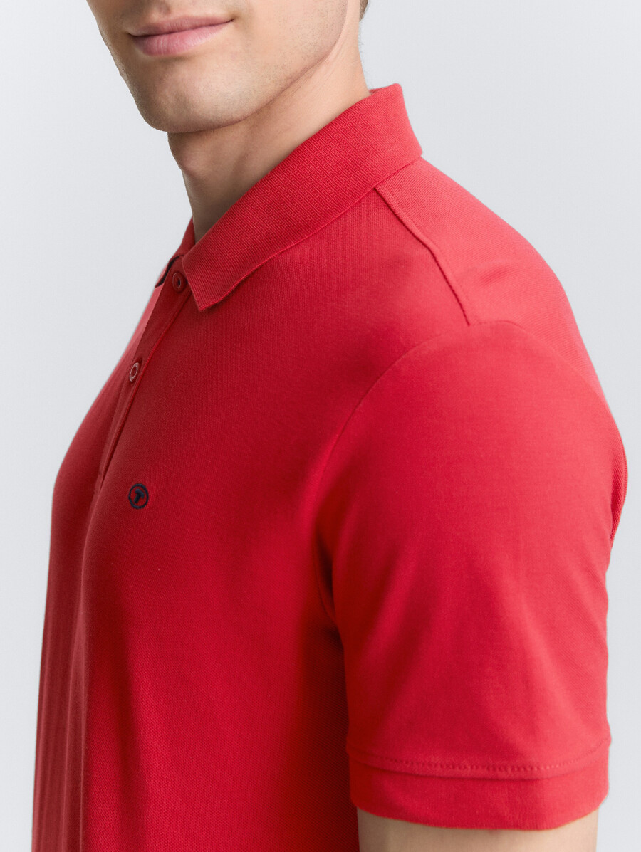 polo de piqué con logo bordado