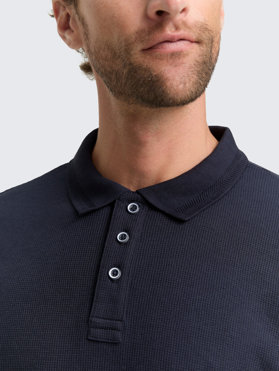 polo de manga larga con textura de gofre