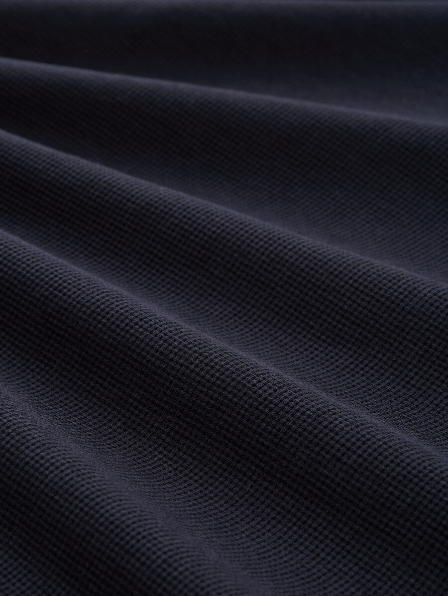 polo de manga larga con textura de gofre