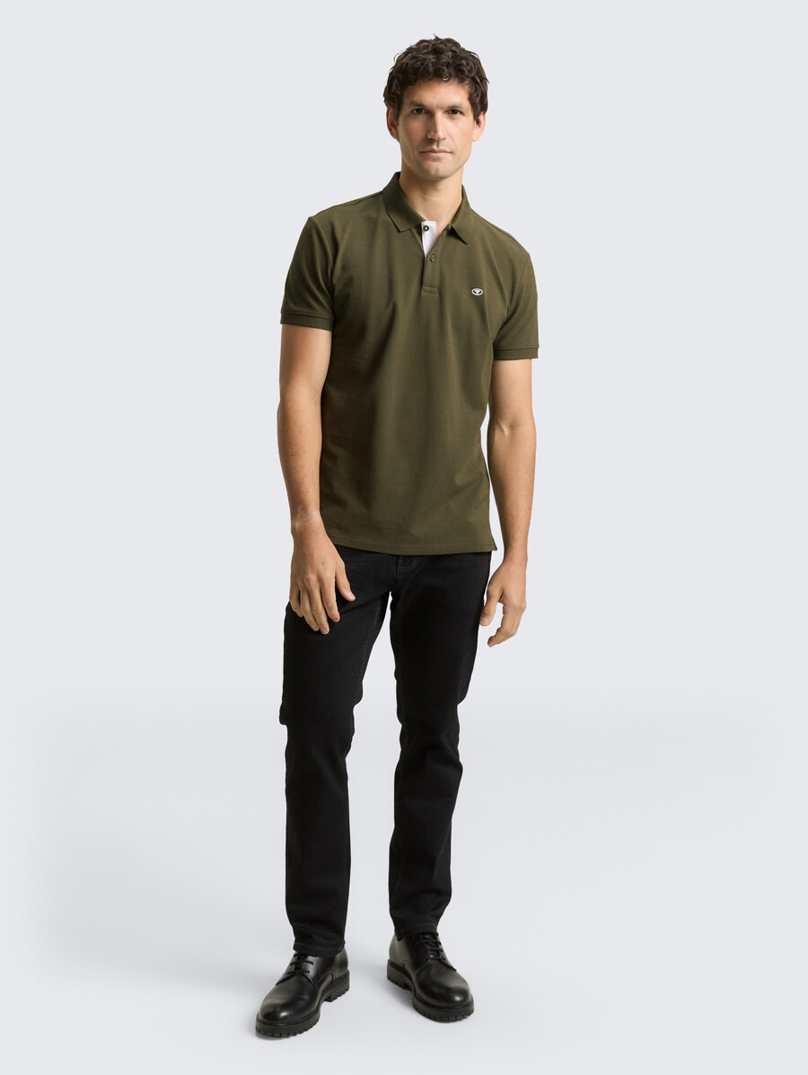 polo de piqué con logo bordado