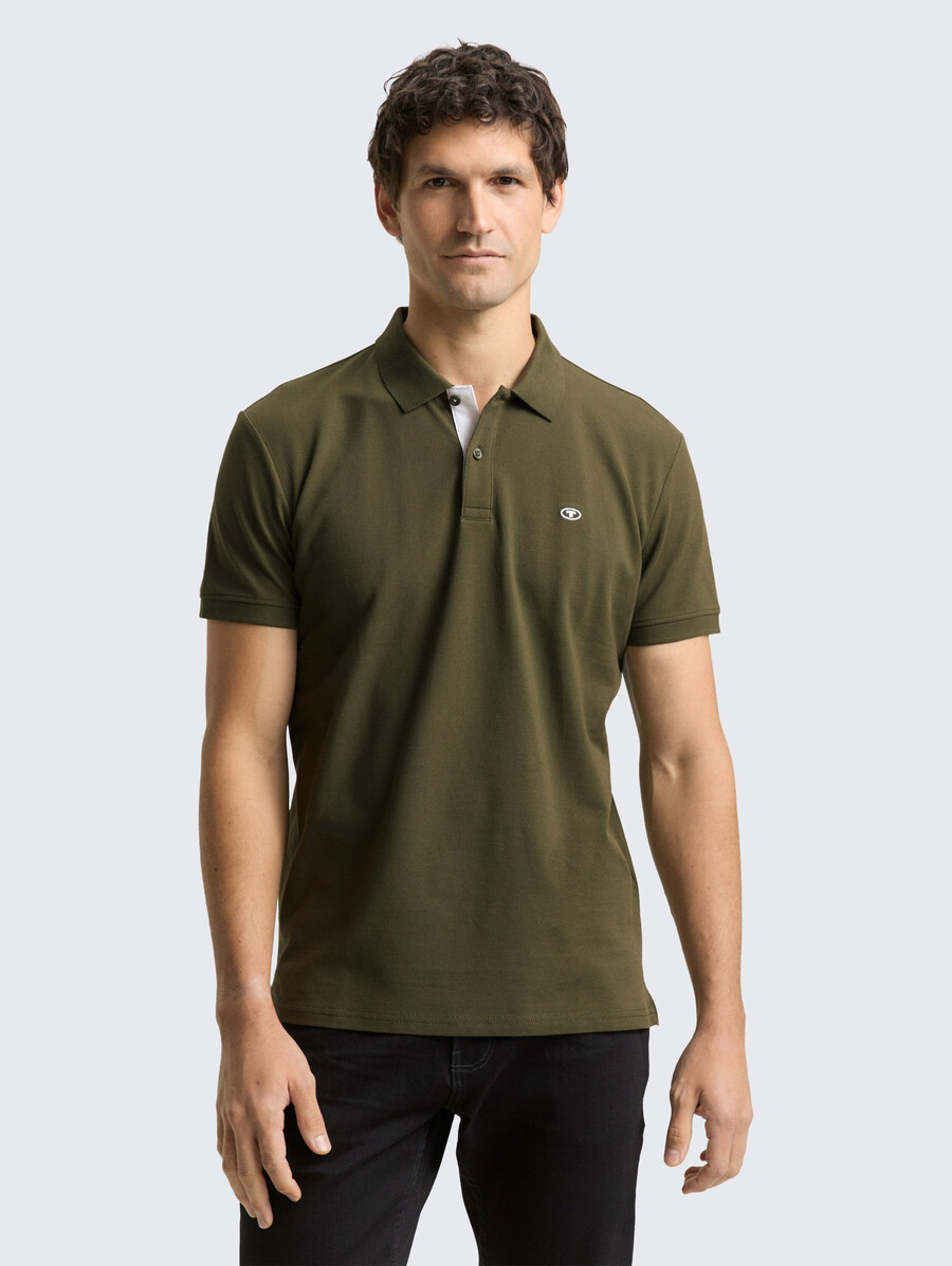polo de piqué con logo bordado