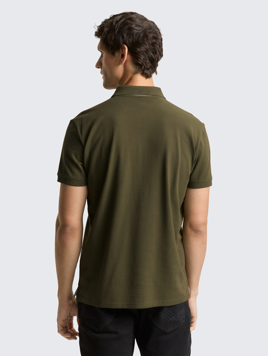 polo de piqué con logo bordado