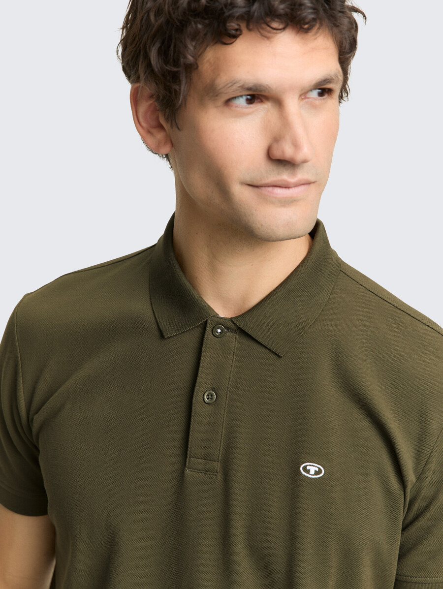 polo de piqué con logo bordado