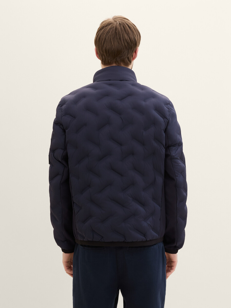 chaqueta híbrida con capucha desmontable