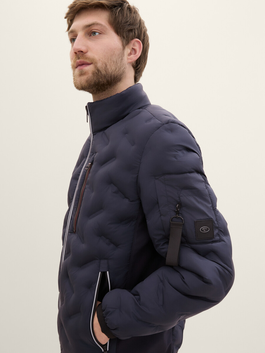 chaqueta híbrida con capucha desmontable
