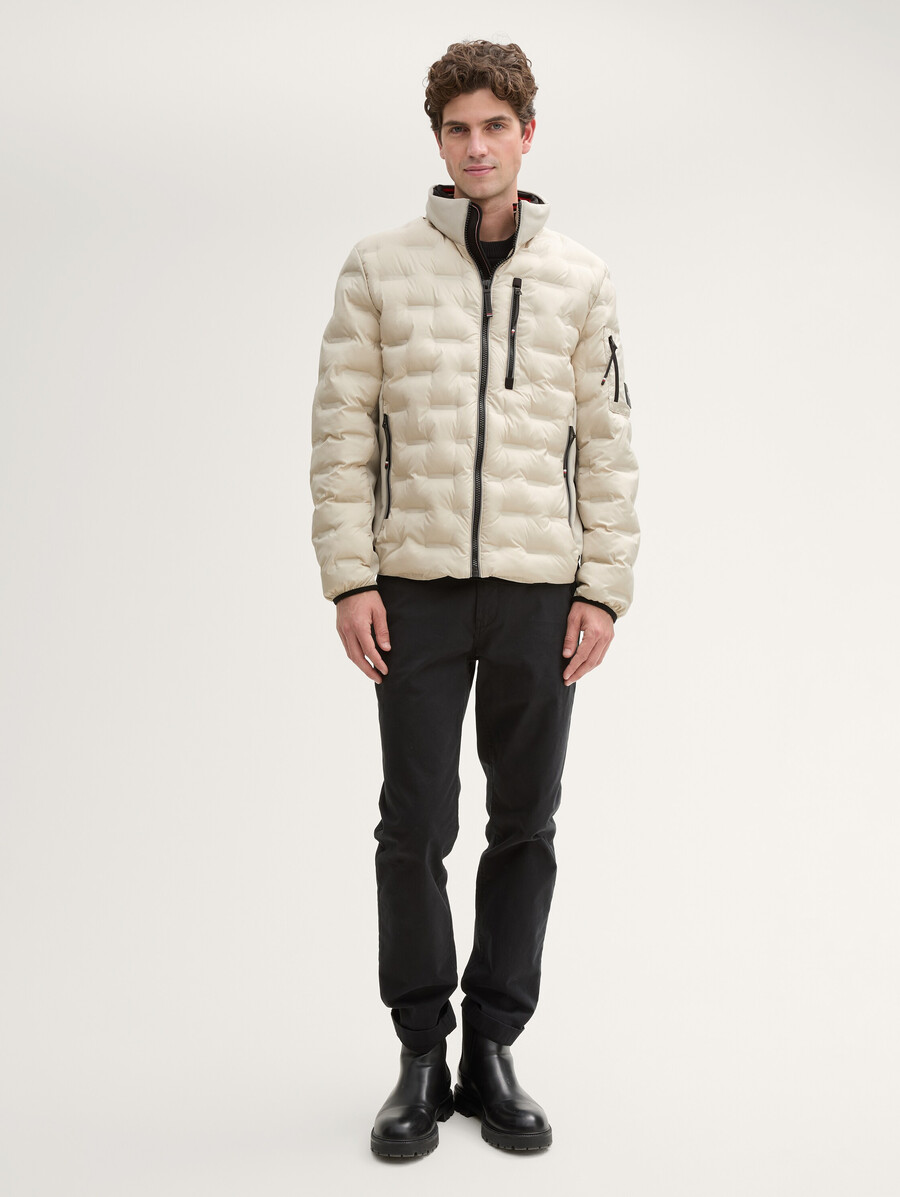 chaqueta acolchada ligera híbrida con capucha y cuello alto.