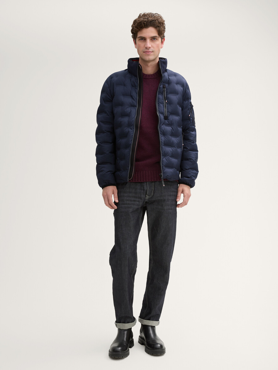 chaqueta acolchada ligera híbrida con capucha y cuello alto.