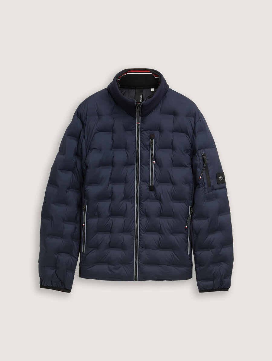 chaqueta acolchada ligera híbrida con capucha y cuello alto.
