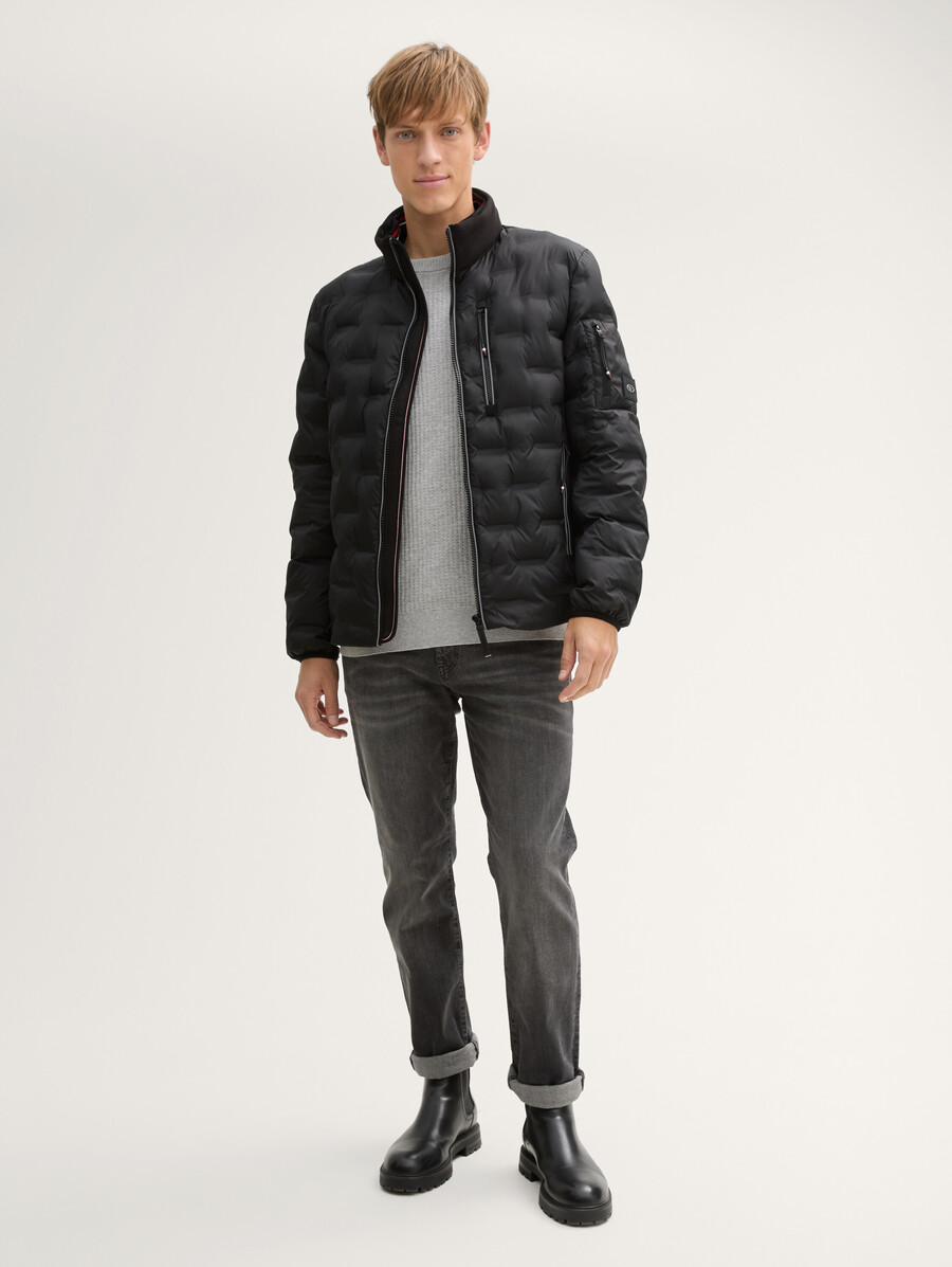 chaqueta acolchada ligera híbrida con capucha y cuello alto.