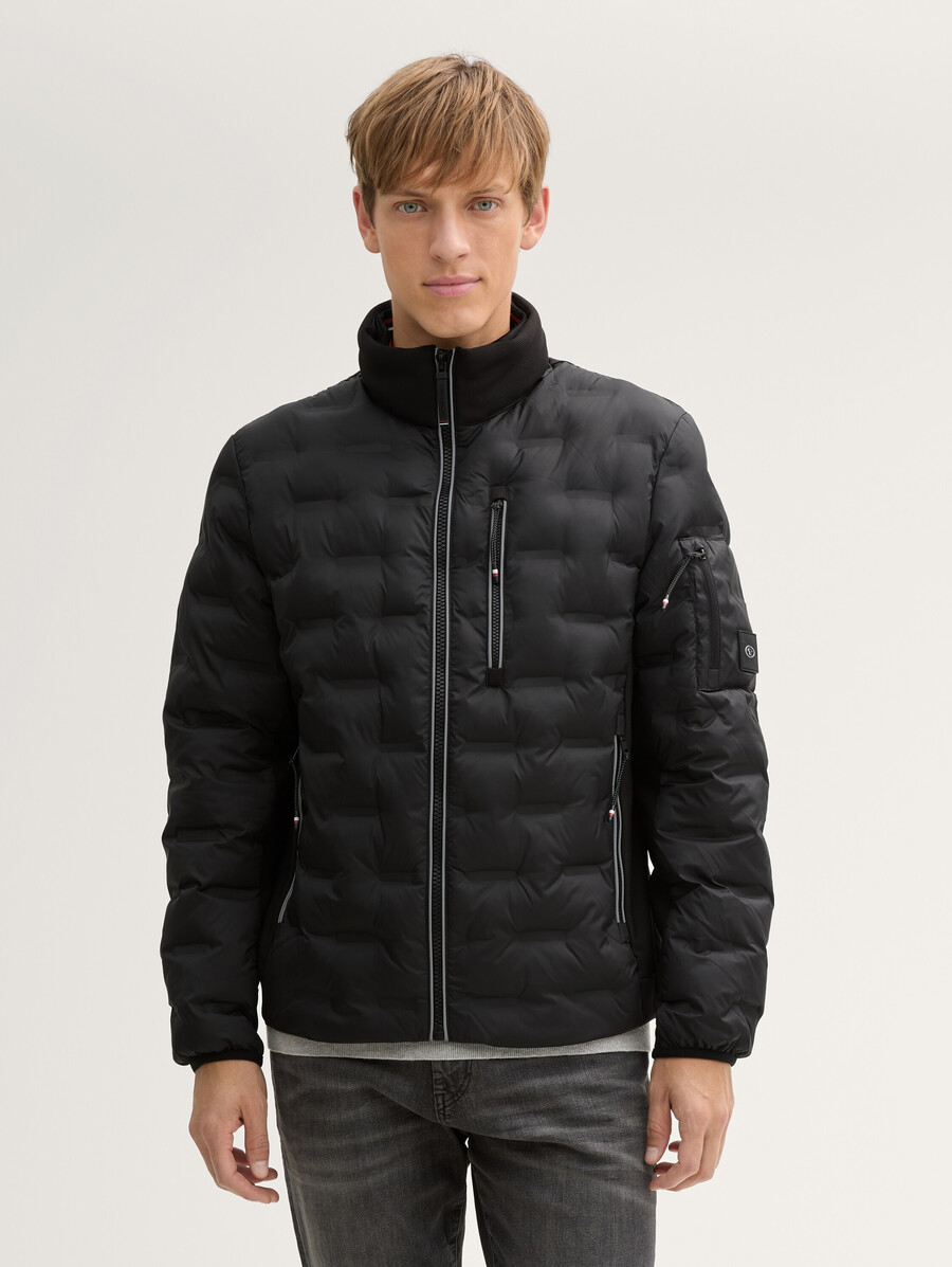 chaqueta acolchada ligera híbrida con capucha y cuello alto.