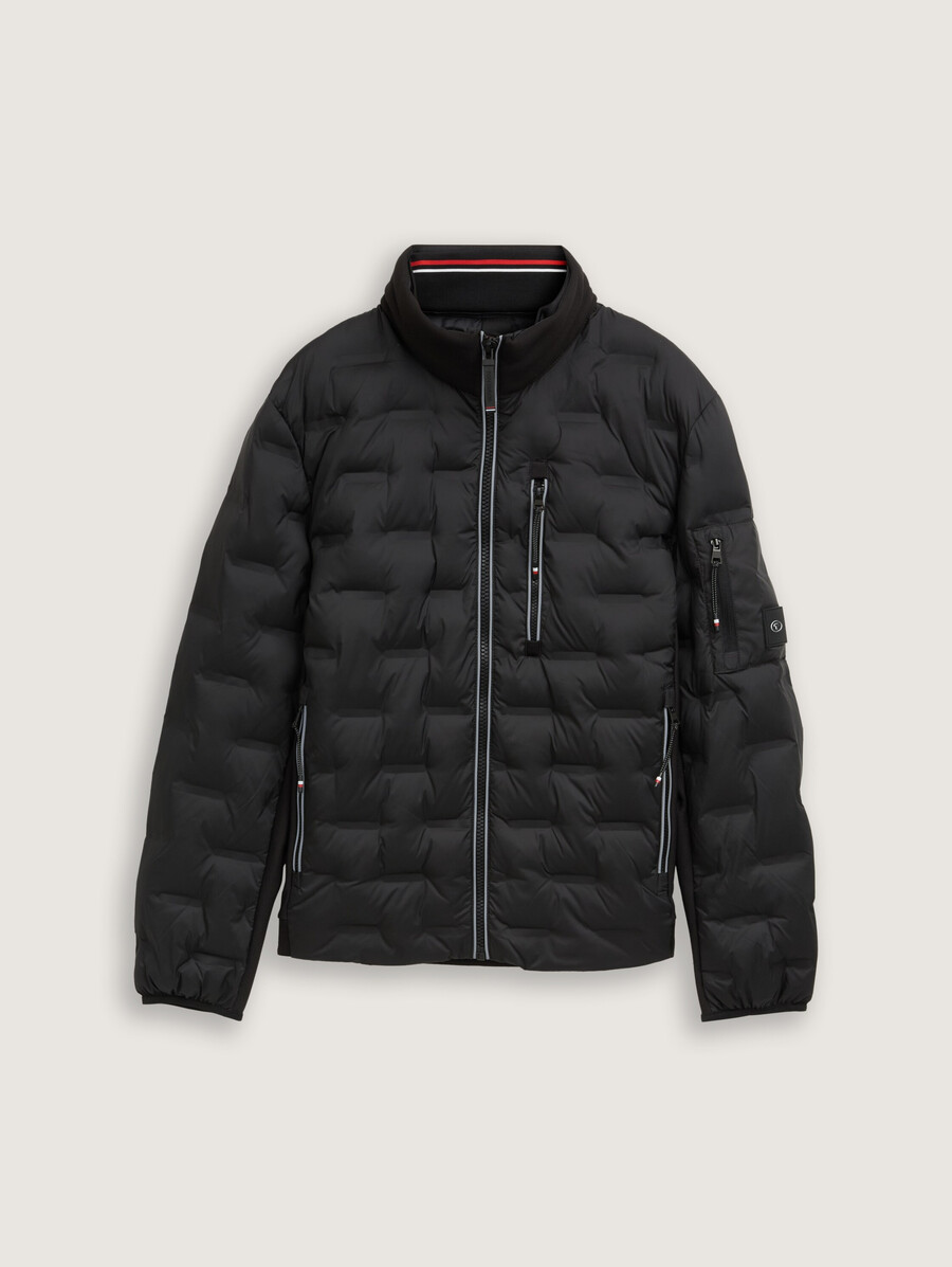 chaqueta acolchada ligera híbrida con capucha y cuello alto.