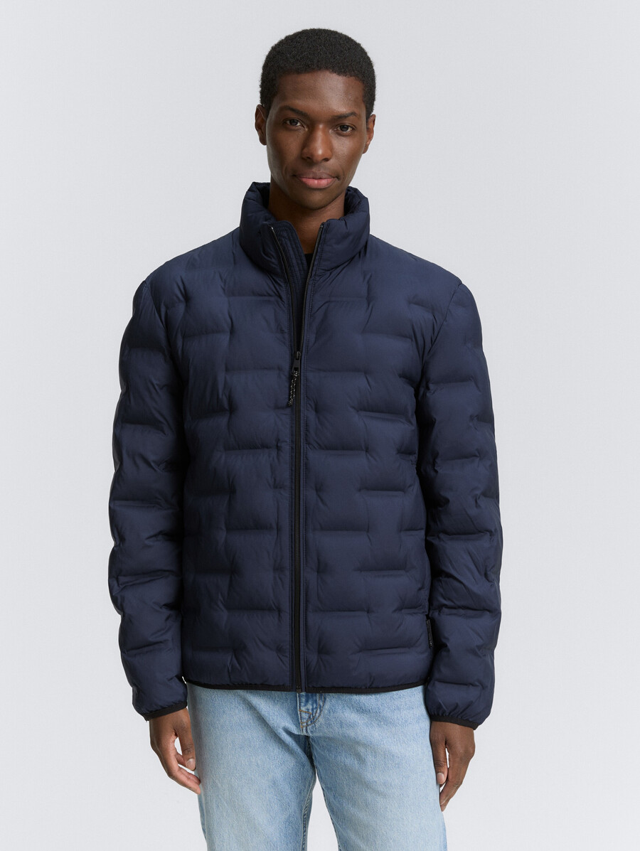 chaqueta acolchada ligera con cuello alto