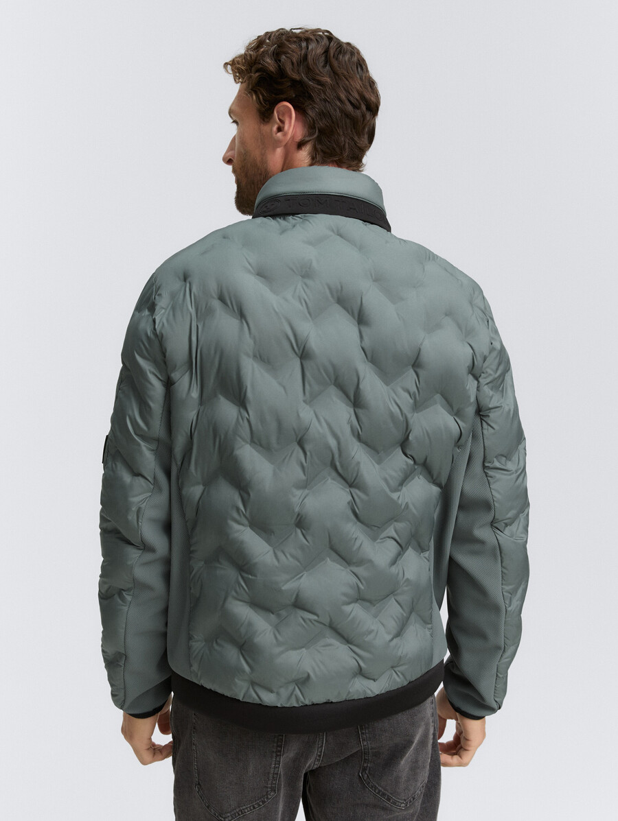 chaqueta acolchada híbrida con capucha plegable