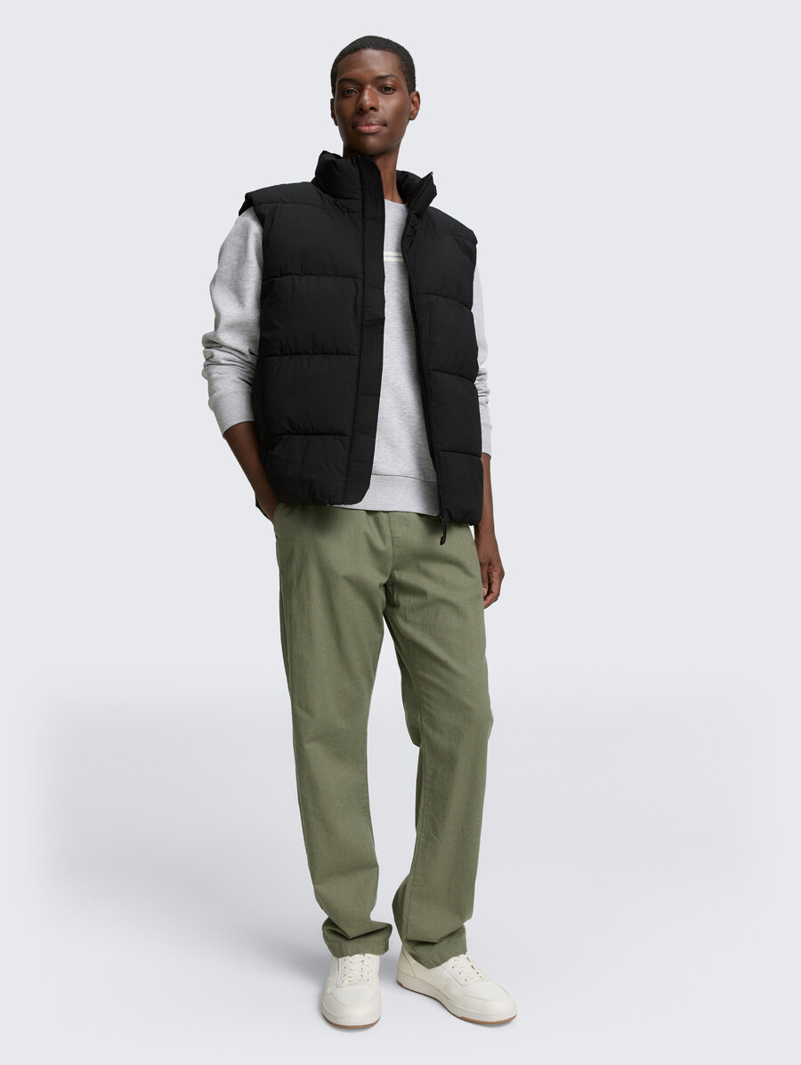 chaleco acolchado con cuello alto