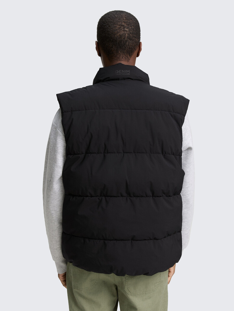 chaleco acolchado con cuello alto