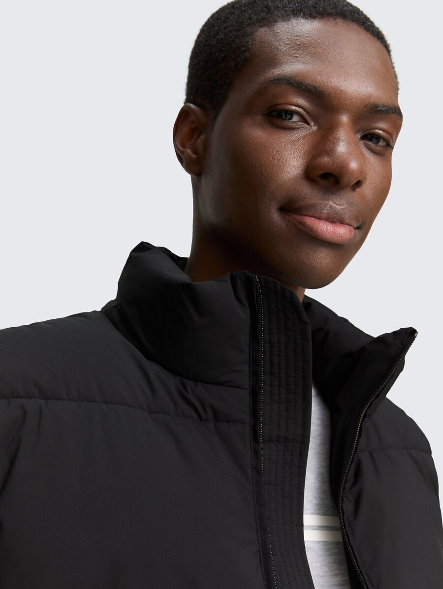 chaleco acolchado con cuello alto