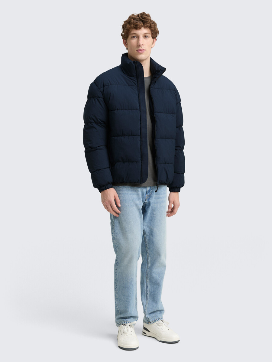 chaqueta acolchada ligera con cuello alto