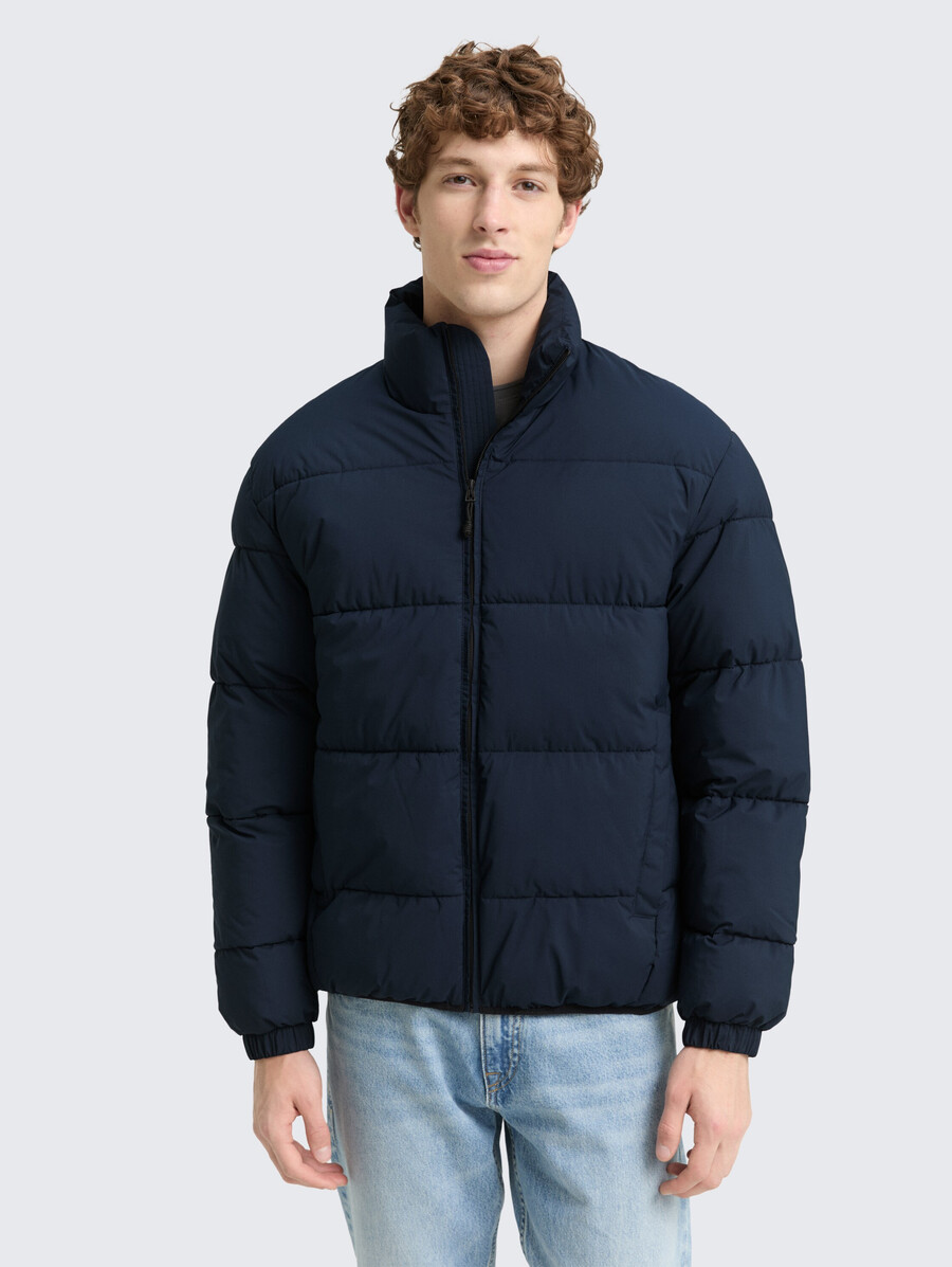 chaqueta acolchada ligera con cuello alto