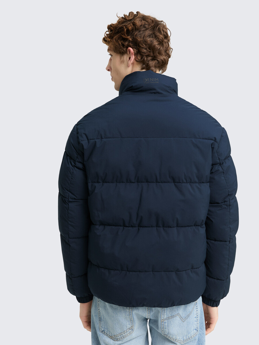 chaqueta acolchada ligera con cuello alto