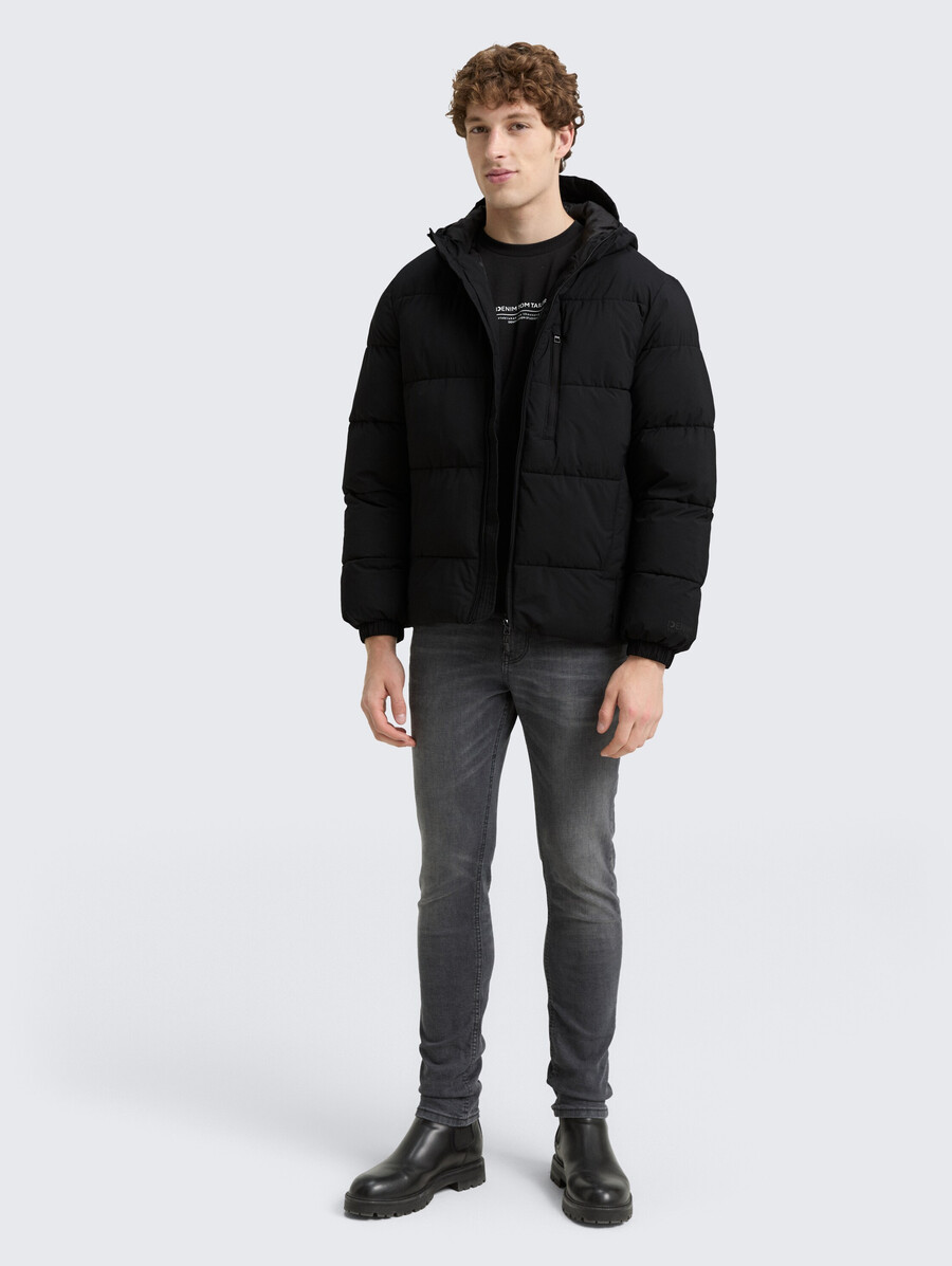 chaqueta acolchada ligera con capucha