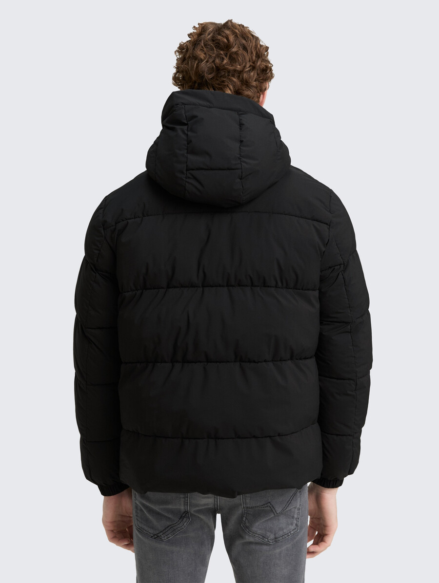 chaqueta acolchada ligera con capucha