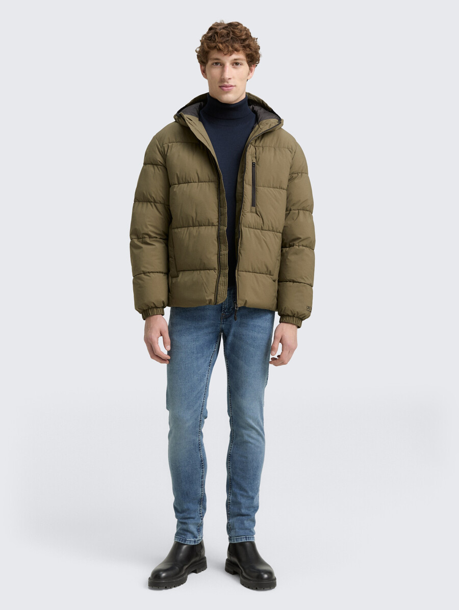 chaqueta acolchada ligera con capucha