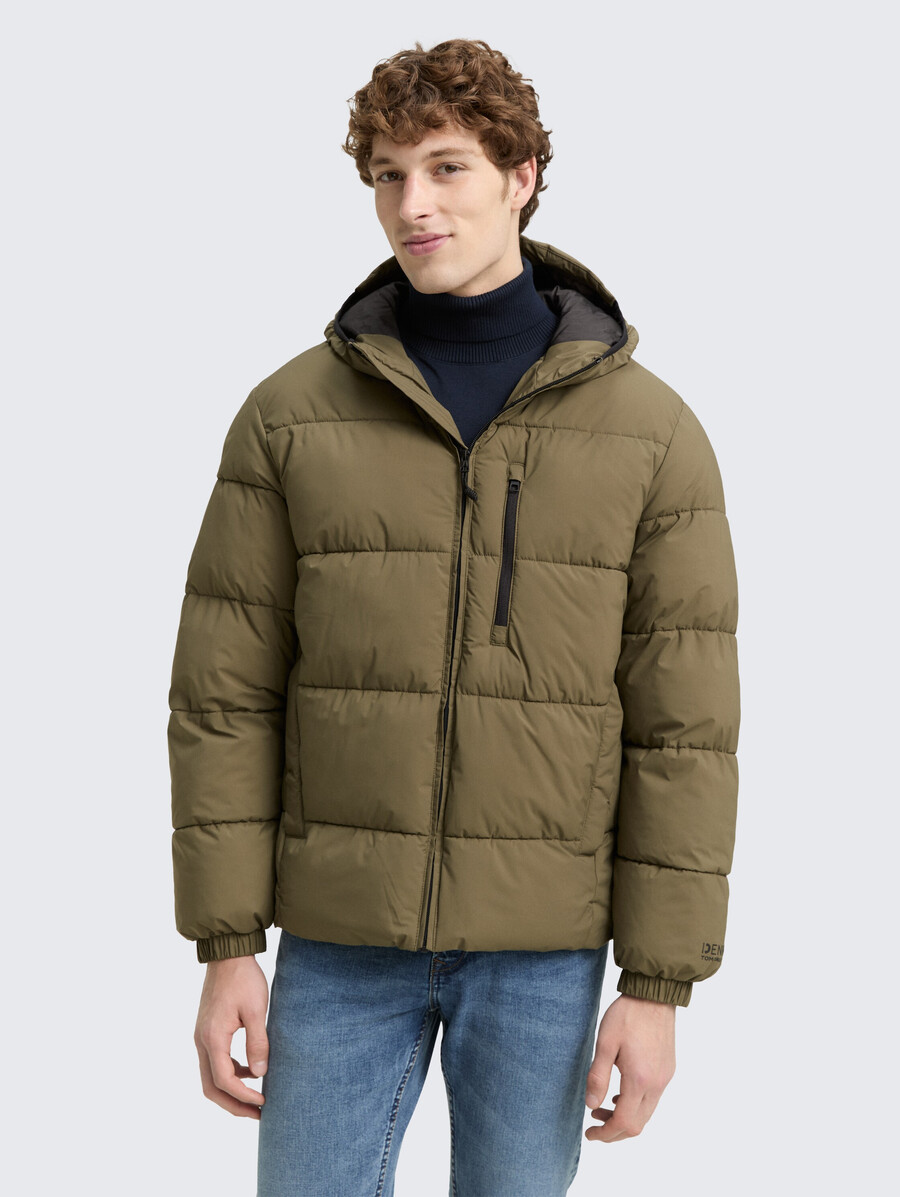 chaqueta acolchada ligera con capucha