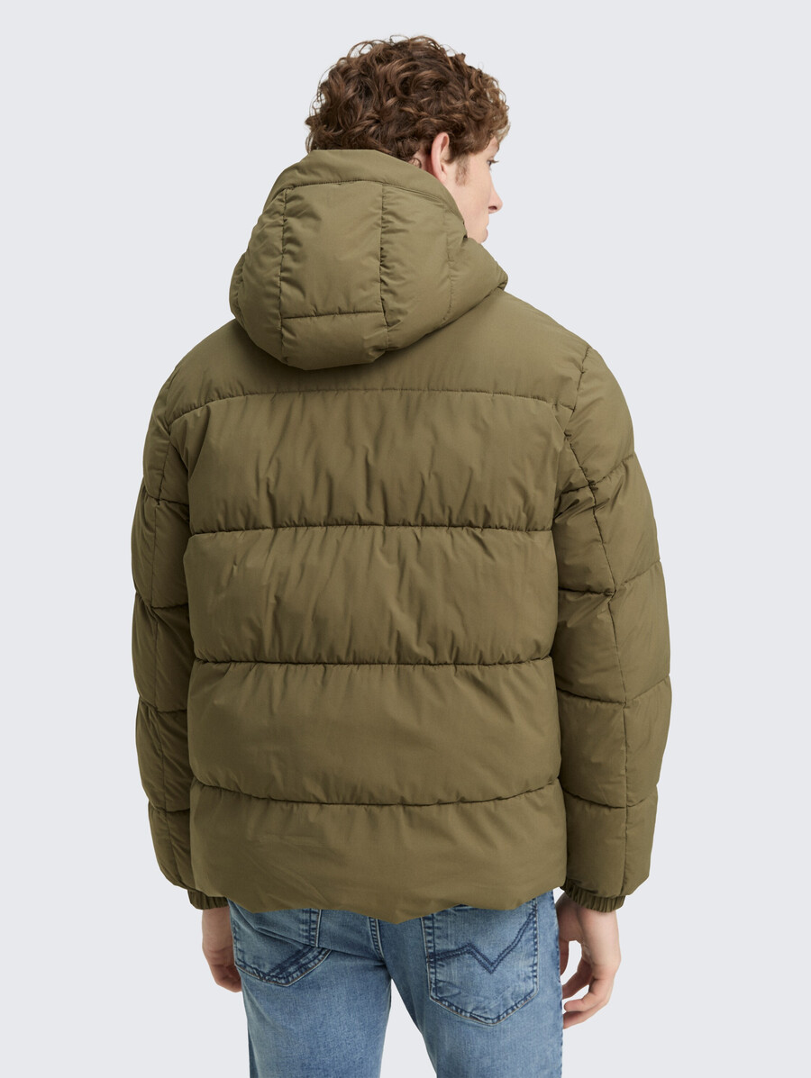 chaqueta acolchada ligera con capucha