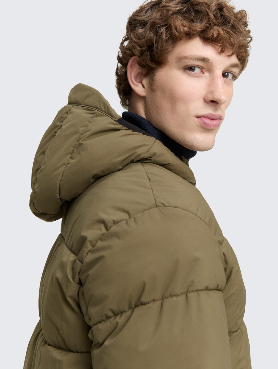 chaqueta acolchada ligera con capucha