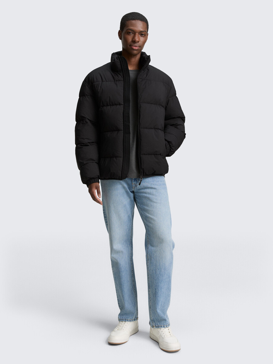 chaqueta acolchada ligera con cuello alto