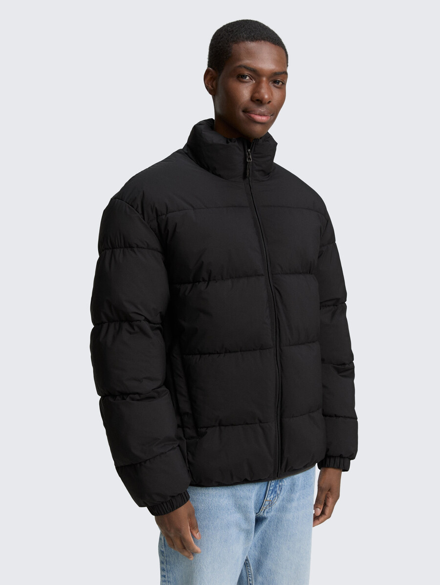 chaqueta acolchada ligera con cuello alto