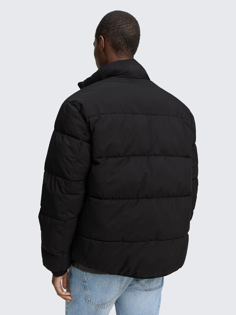 chaqueta acolchada ligera con cuello alto