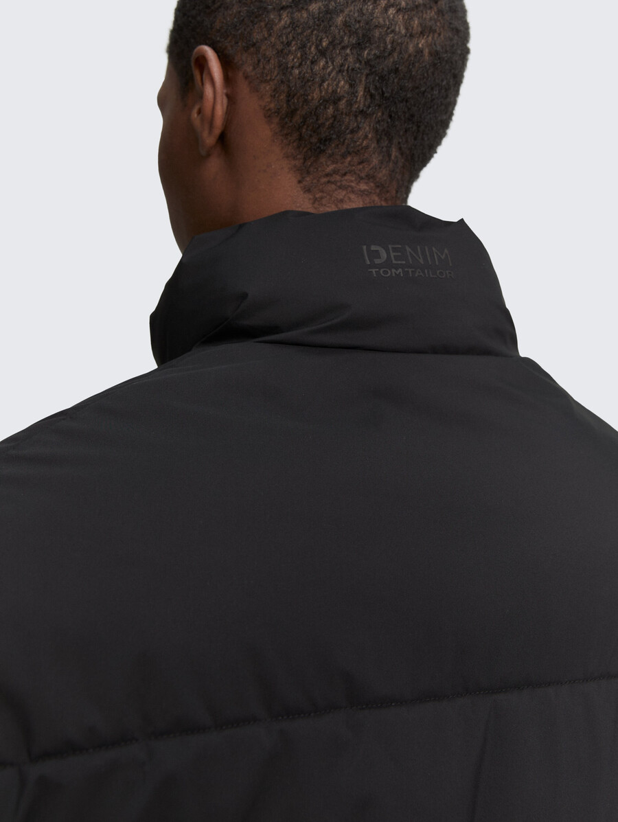 chaqueta acolchada ligera con cuello alto