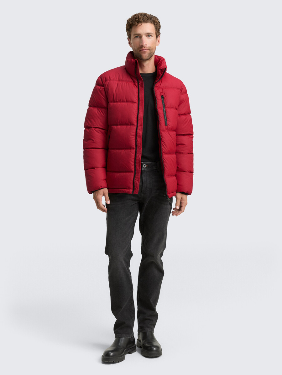 chaqueta acolchada fabricada con material repelente al agua