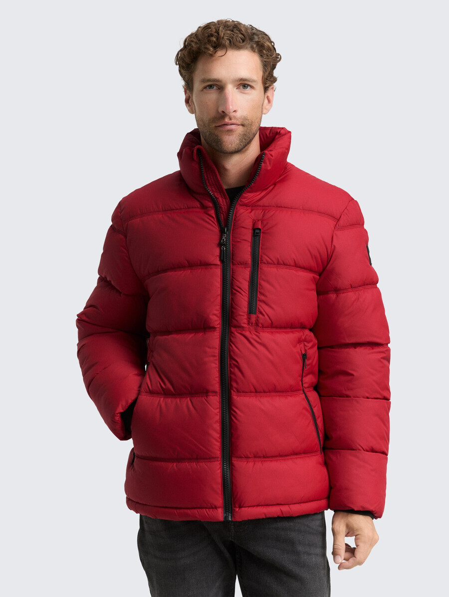 chaqueta acolchada fabricada con material repelente al agua