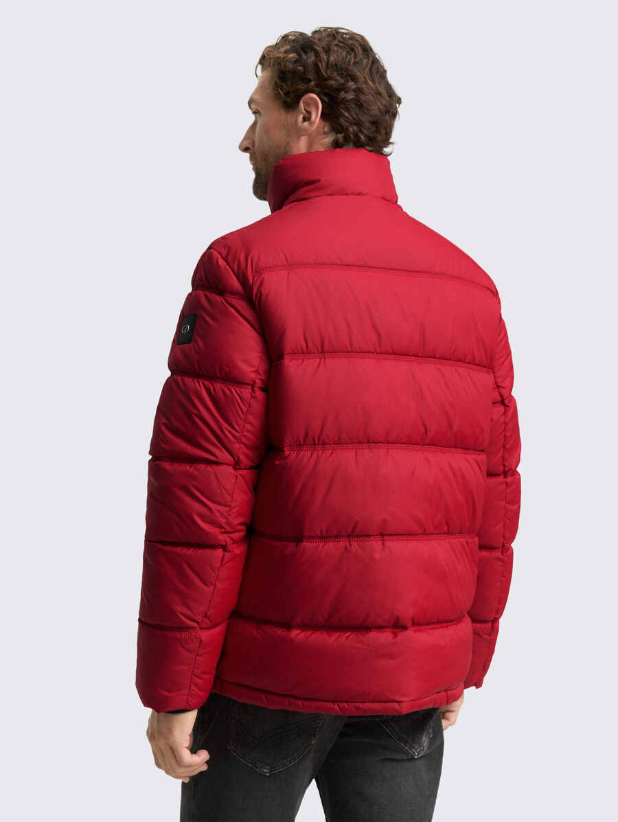 chaqueta acolchada fabricada con material repelente al agua