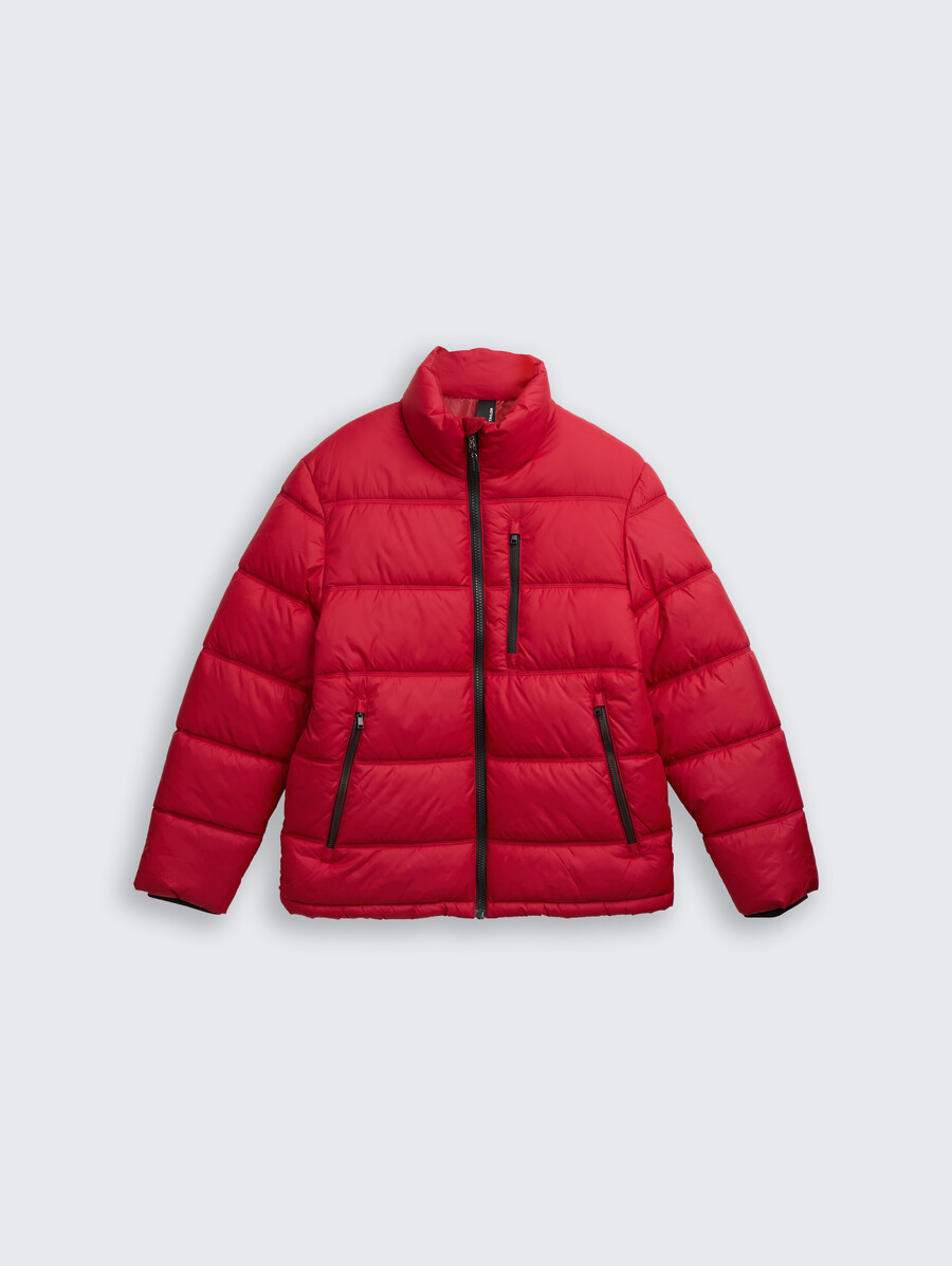 chaqueta acolchada fabricada con material repelente al agua