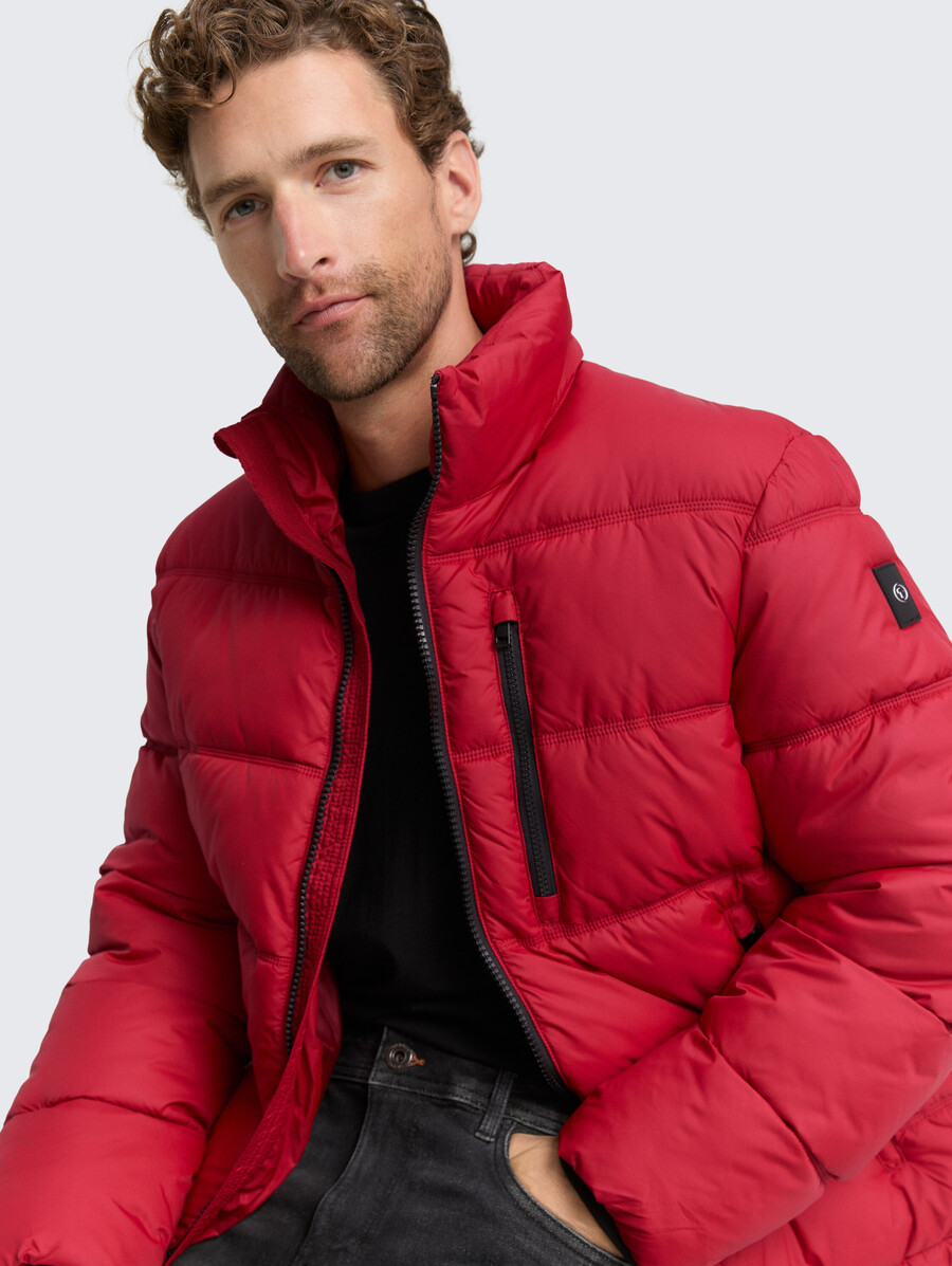 chaqueta acolchada fabricada con material repelente al agua