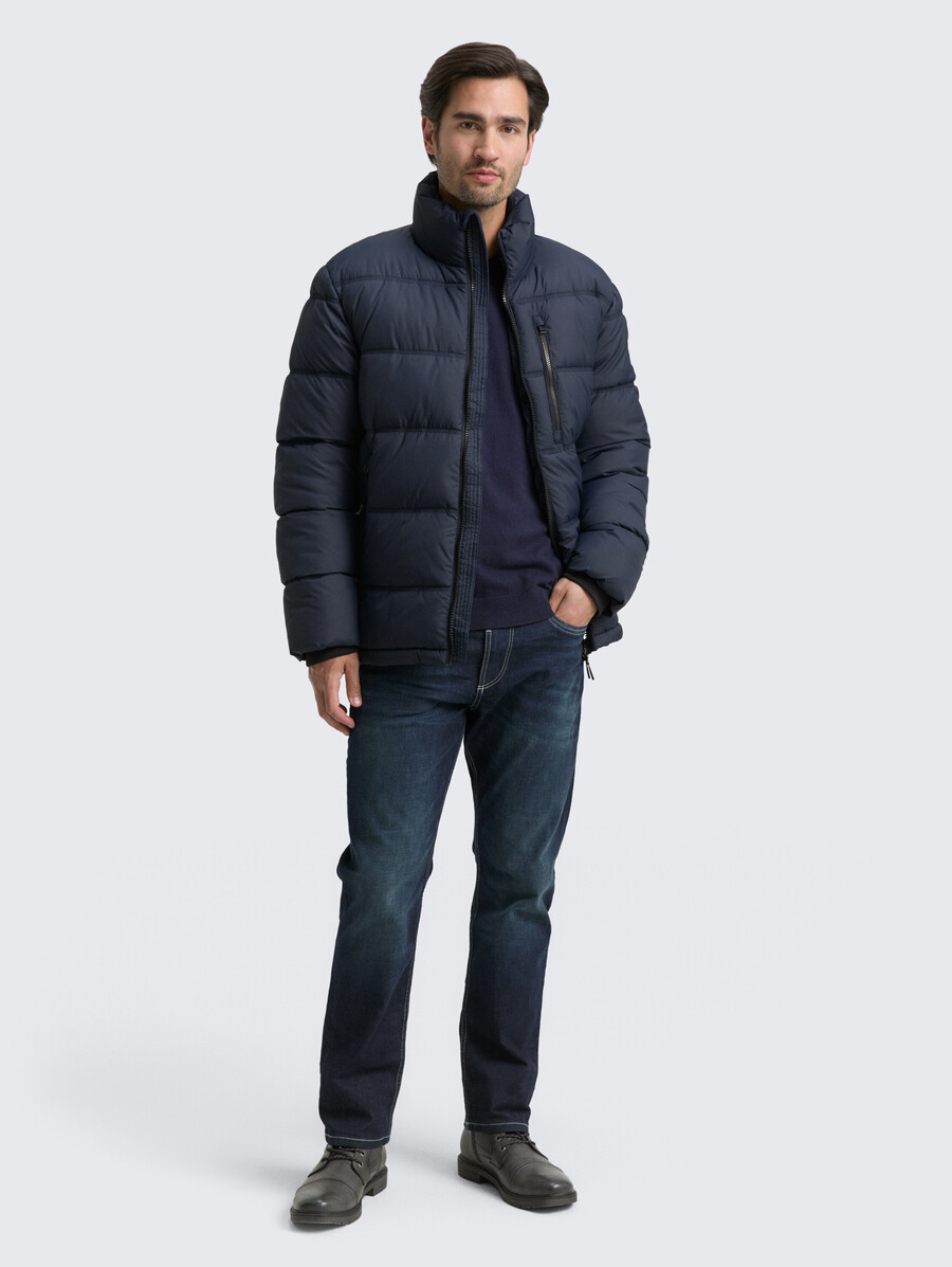 chaqueta acolchada fabricada con material repelente al agua