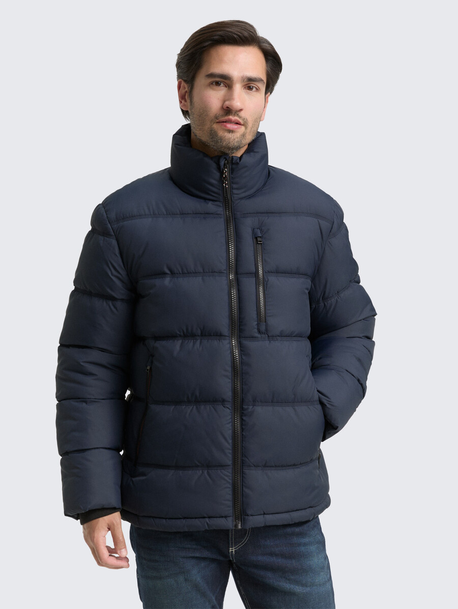 chaqueta acolchada fabricada con material repelente al agua